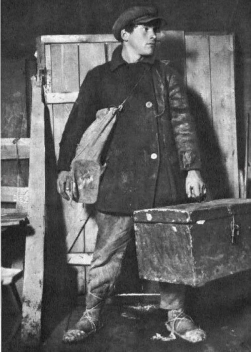 Ударник Магнитостроя Виктор Калмыков приезжает на стройку.