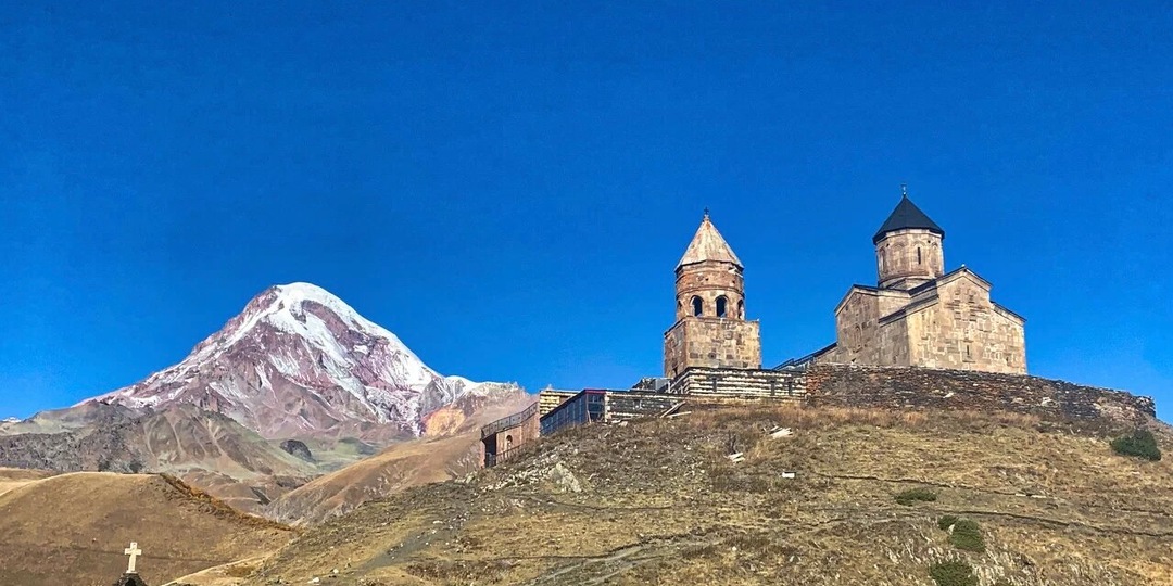 Вулкан Казбек: гайд по восхождению со стороны Грузии и России