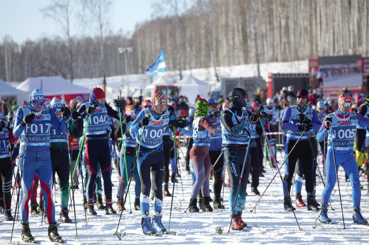 начало лыжных соревнований. лыжные соревнования. индивидуальный спринт лыжных гонок. лыжные гонки соревнования. начало лыжных соревнований.