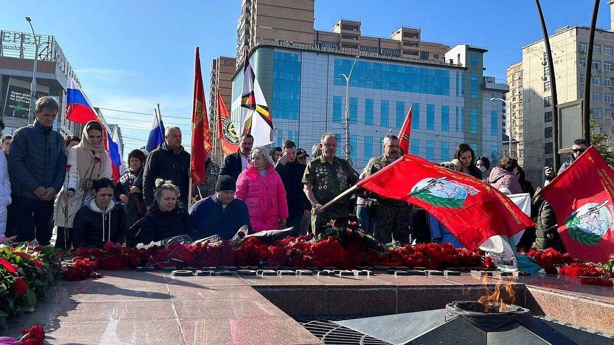    Во вторую годовщину СВО в Краснодаре провели автопробег и возложили цветы. Фото: телеканал «Краснодар»