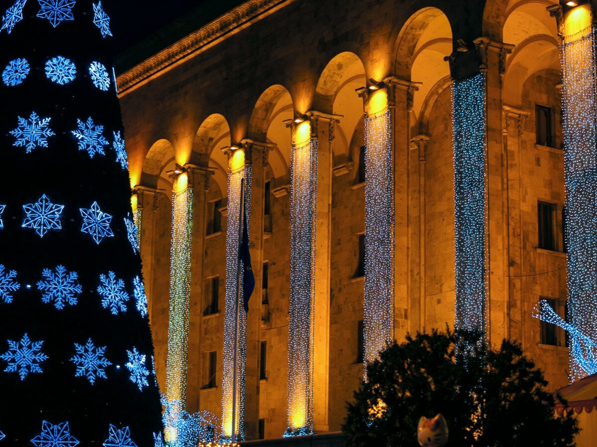 На фотографии — ёлка у здания парламента Грузии. Фото: shutterstock.com