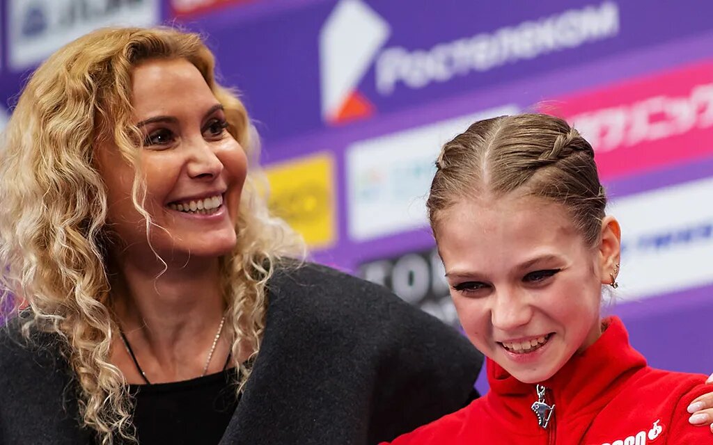 Золото фигурное катание. Золото фигурное катание. Камила валиева фигурное катание 2022. Алиса лозко фигуристка. Золото фигурное катание.