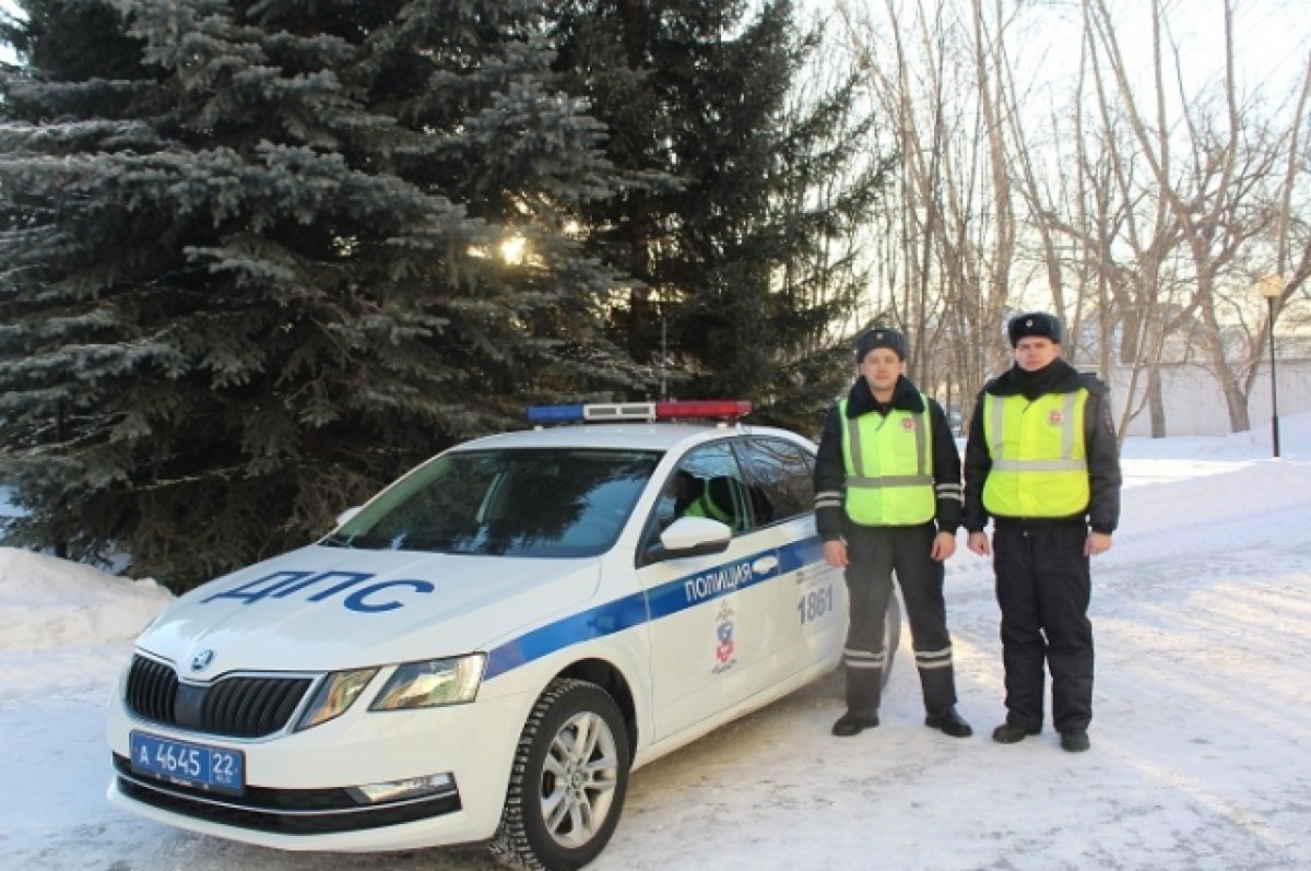    В Барнауле полицейские помогли мужчине, потерявшему сознание на остановке