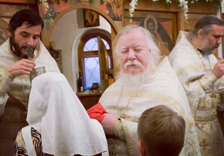 Отец Димитрий (Смирнов) в храме.