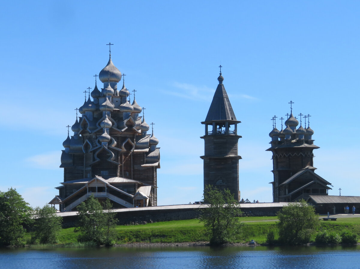 Слева Преображенская церковь, в центре колокольня, справа Покровская церковь