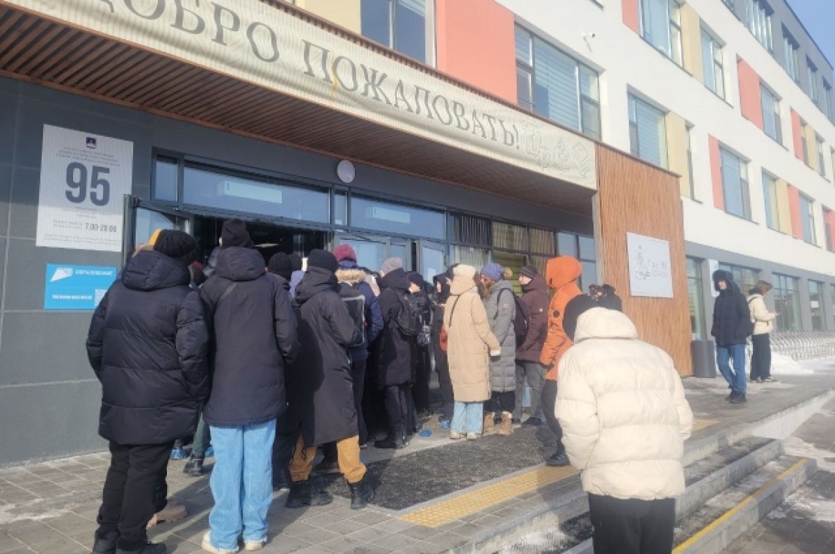    К школе, в которой проходит встреча с Мизулиной, приехала полиция