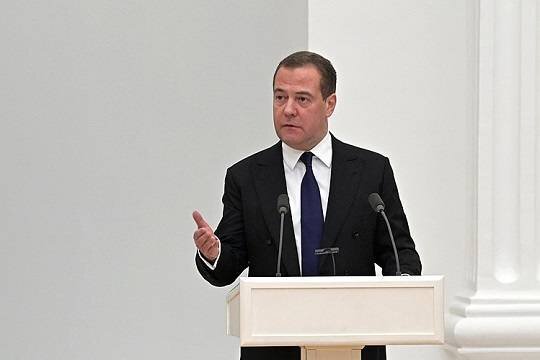    Медведев отреагировал на новые западные санкции против РФ