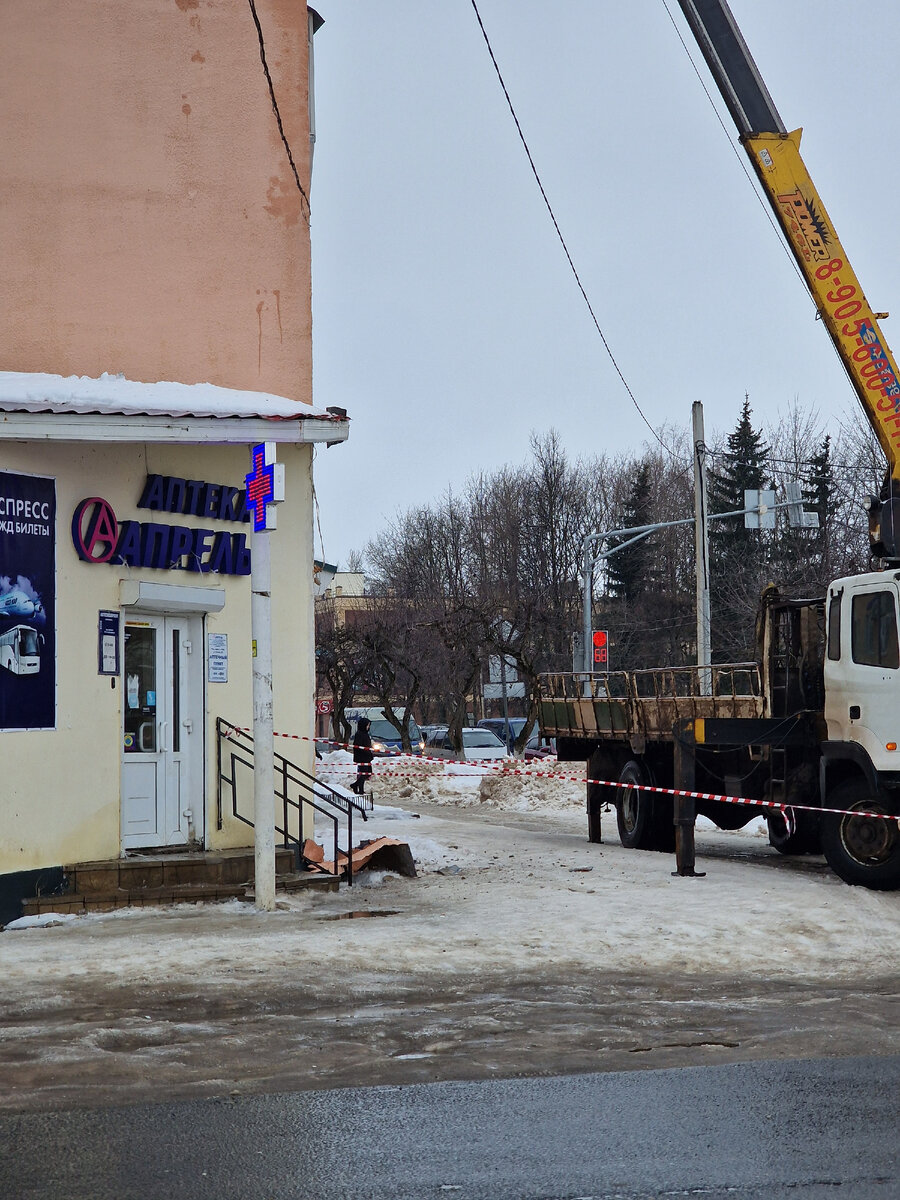 Выставлены ограждения в связи с разрешением здания.