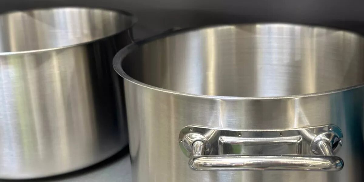 Модные кастрюли 2022. Кастрюля с термометром на крышке. Чистые блестящие кастрюли. Кастрюля горение. Насадка на кастрюлю от выкипания как работает.