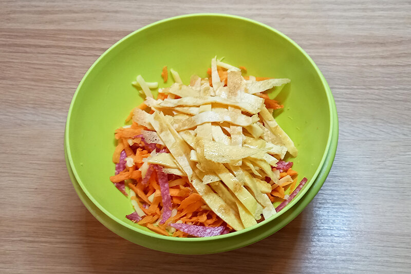 Колбасу положите. Мемы про колбасу. Колбаса ассортимент. Охотничьи колбаски беларусь. Закуски из охотничьих колбасок.