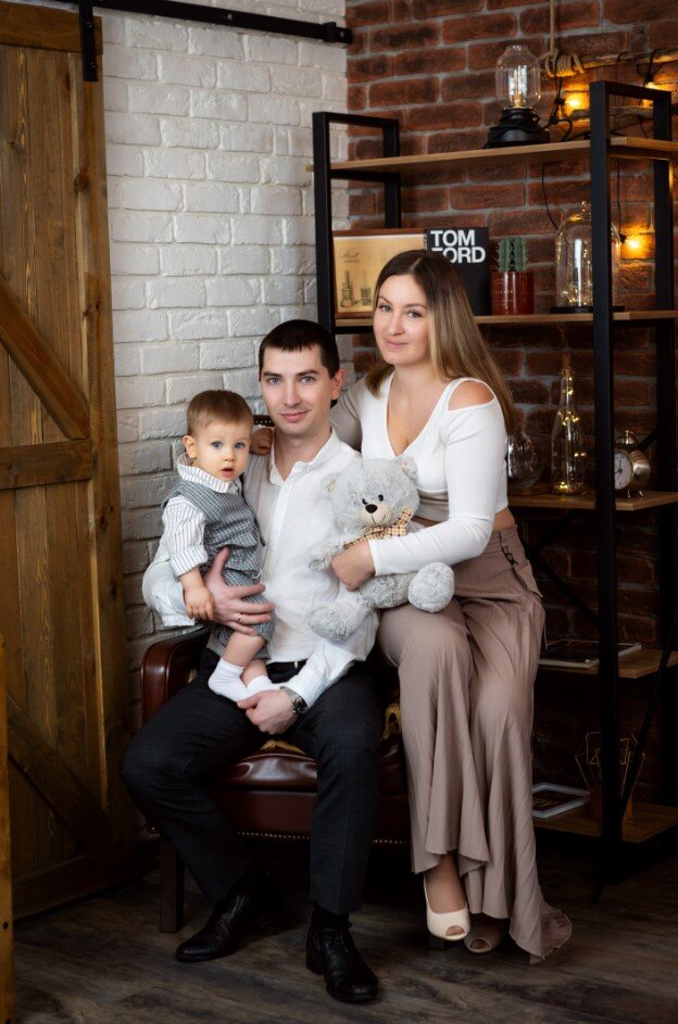 Счастливая семья со спины. Счастливая семья на море. Время с семьей 3. Семейный досуг. Ребенок в семье.