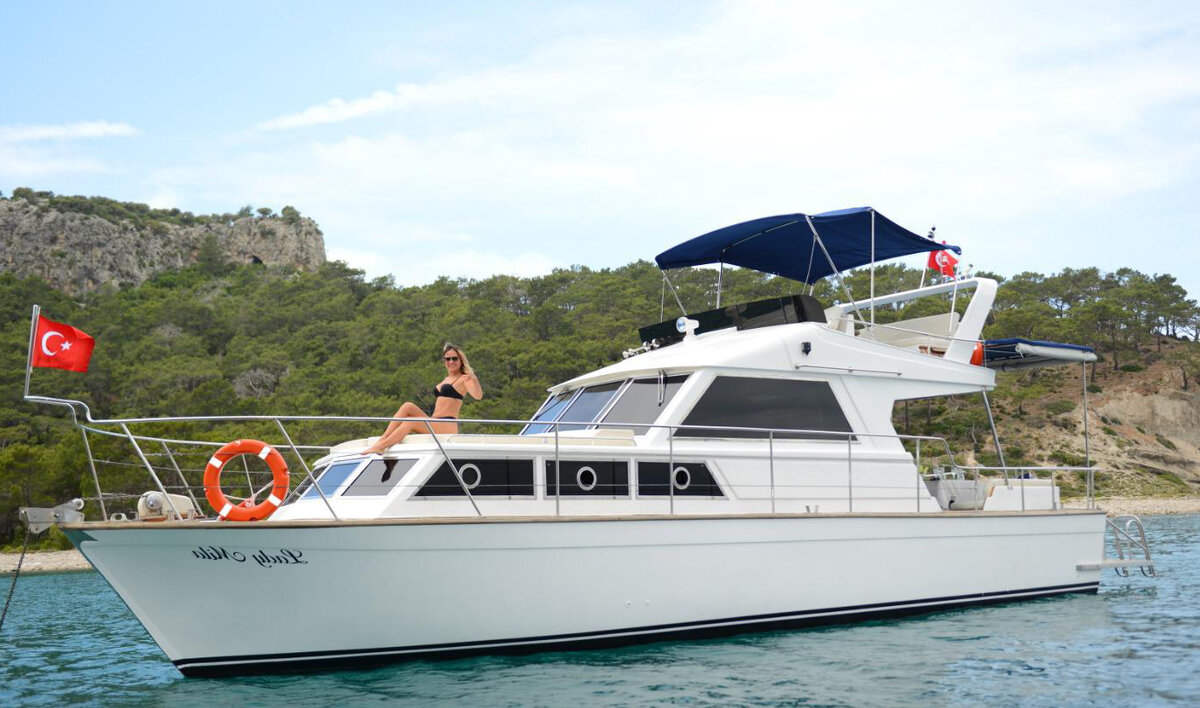 А ты тоже любишь отдыхать на яхтах с шальными девицами?