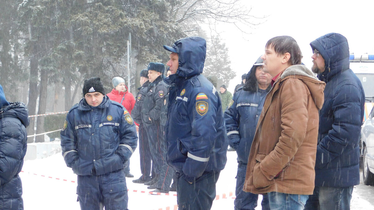    Под упавшей конструкцией оказались заблокированы десятки автомобилей.
