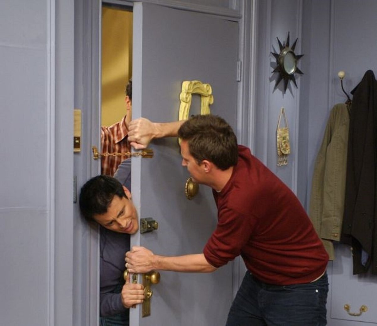 Источник: https://yandex.ru/images/search?from=tabbar&img_url=https%3A%2F%2Fsun9-64.userapi.com%2Fimpg%2Fv3uvE1qxsCYpWZawKP1i5W9r5gxwKLuVoS2pEw%2FdiKUMR5gX8c.jpg%3Fsize%3D800x632%26quality%3D96%26sign%3Dd57daec705a6867e8a68912b1dd36606%26c_uniq_tag%3D2qugfZnldLbNqwqO5_1oRbXzrw9h78UsuZYp-bCj5wE%26type%3Dalbum&lr=56&pos=0&rpt=simage&text=попасть%20в%20чужую%20квартиру%20