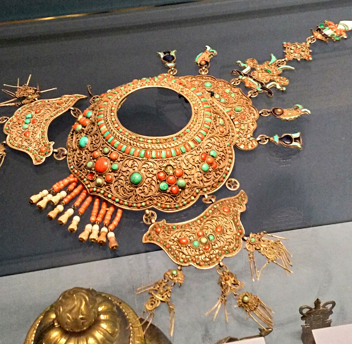 Женский головной убор, Монголия, конец 19 - начало 20 века, серебро, филигрань, инкрустация полудрагоценными камнями