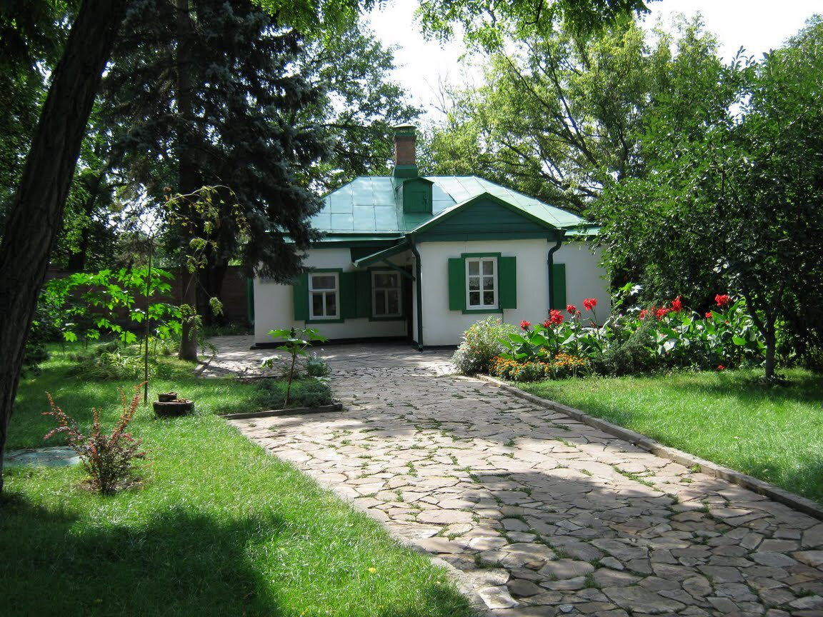 Дом музей Чехова в Таганроге фото с сайта: https://bangkokbook.ru/foto/muzej-chehova-taganrog.html