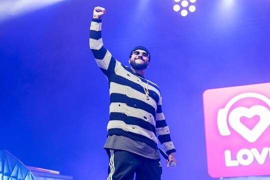    В райдере Тимати обнаружились личный вертолет, черные полотенца и стул для охранника