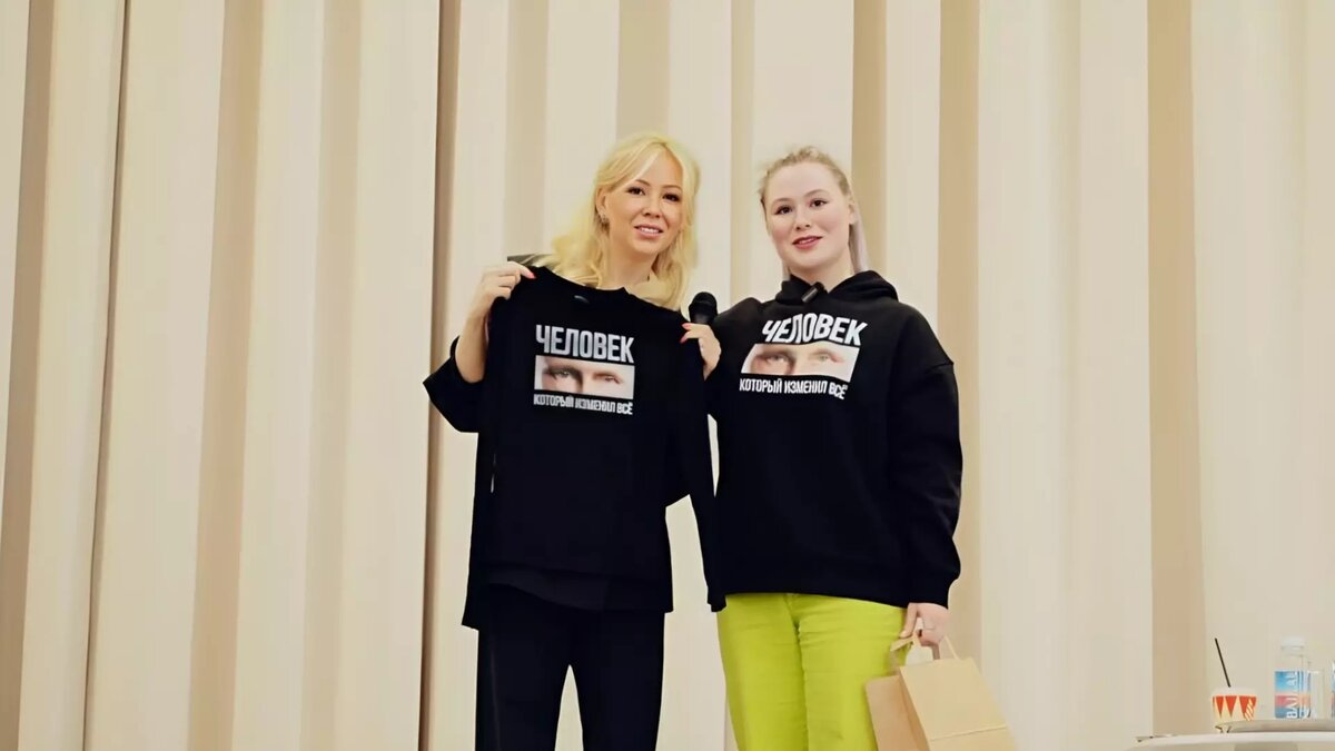     В Тюмени главе Лиги безопасного интернета Екатерине Мизулиной подарили свитшот с надписью «Человек, который изменил всё». Во время выступления общественницы на сцену выбежала с студентка 1 курса ТюмГУ Ольга Глухова, которая и вручила заветный подарок.