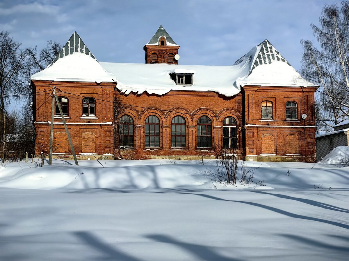 Здание бывшего училища в Высоковске