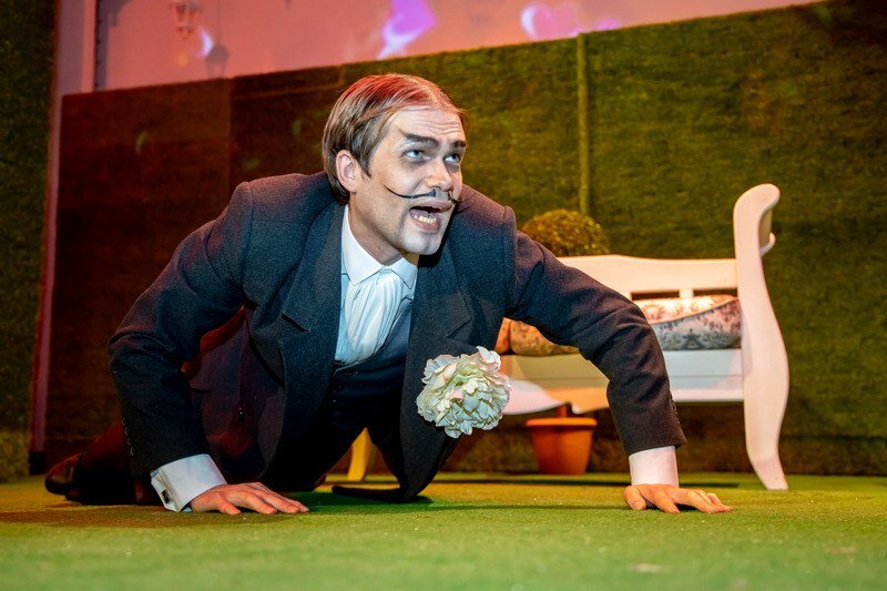 Валерий Вахрамеев в роли судьи Кригса в мюзикле «Здравствуйте, я ваша тетя!». Фото: romust.ru