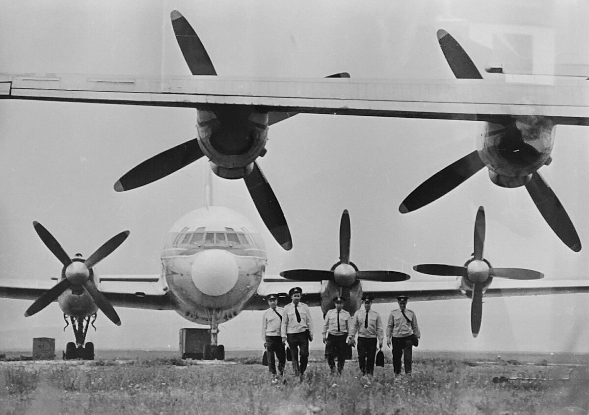 Ил-18 Ульяновск, АТБ. Фотография © Ю.Н. Белозеров