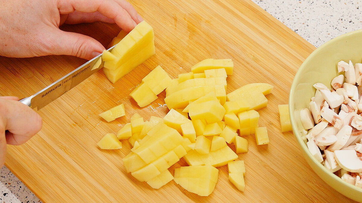 Порез канцелярским ножом. Как лучше порезать. Помидор нарезанный кубиками. Манго разделка фрукта. Разрезанный помидор.