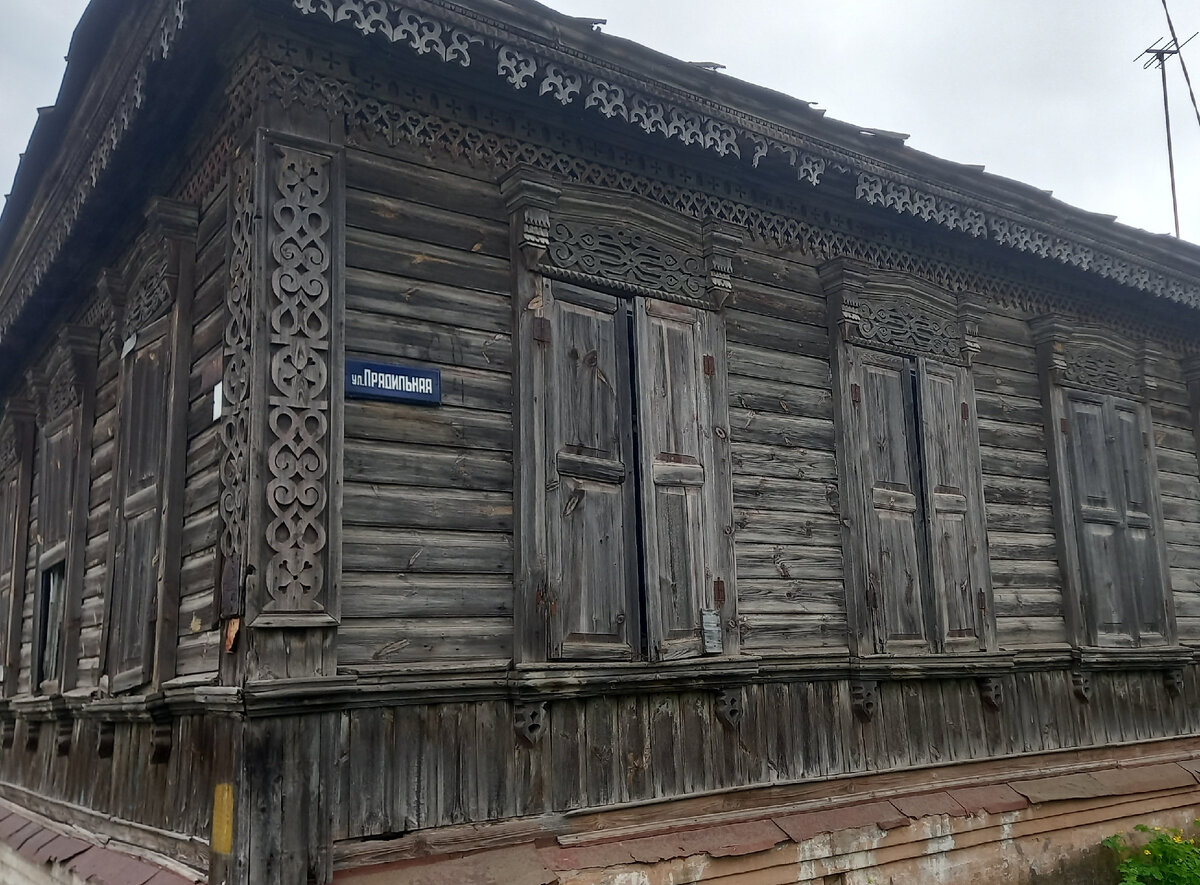 Богатый дом, 11 окон по Прядильной и 7 по ул. Емельяна Пугачева. Богатая резьба, каменый фундамент. Не ожидала здесь встретить.