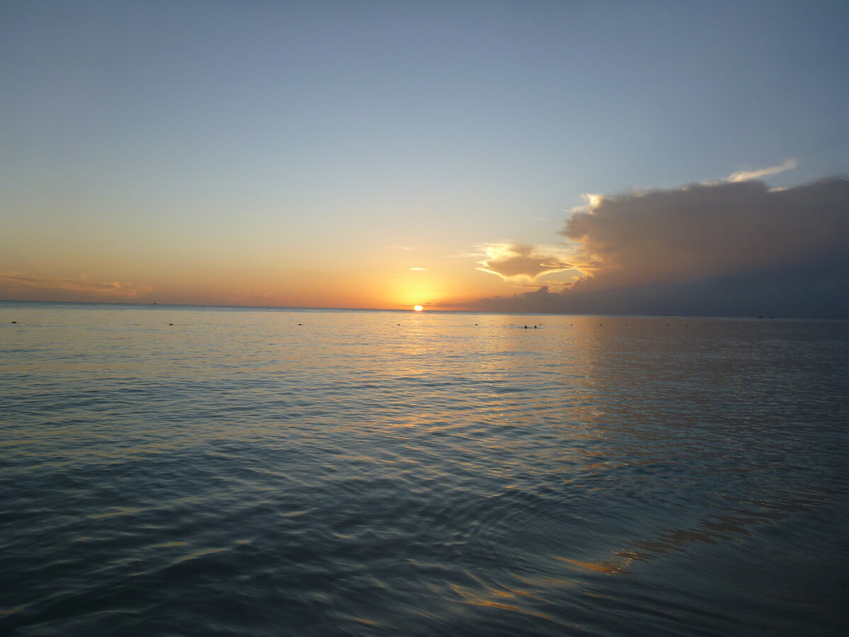 Закат солнца на пляже отеля.