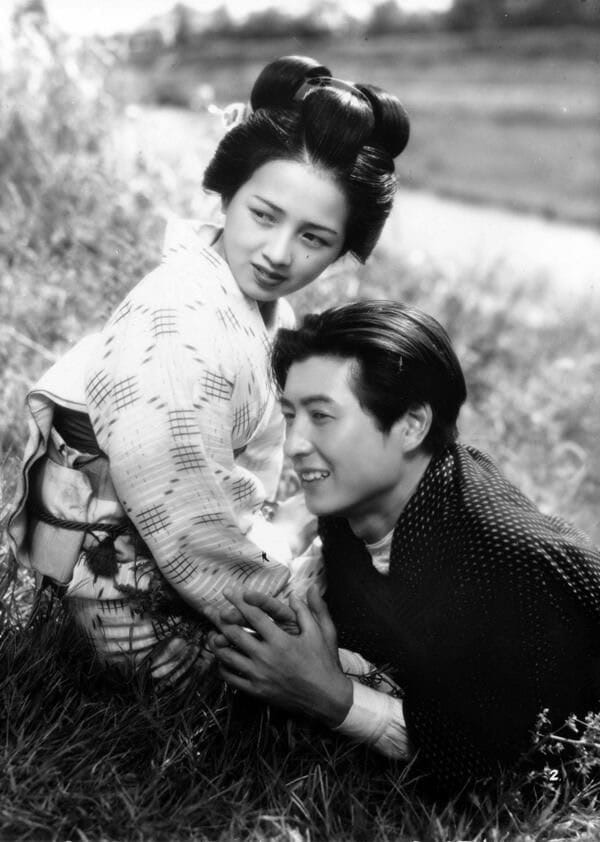 девушка океан волны. она ведь женщина. она ведь женщина. воспоминания о любви. мужчина и женщина пьют вино.