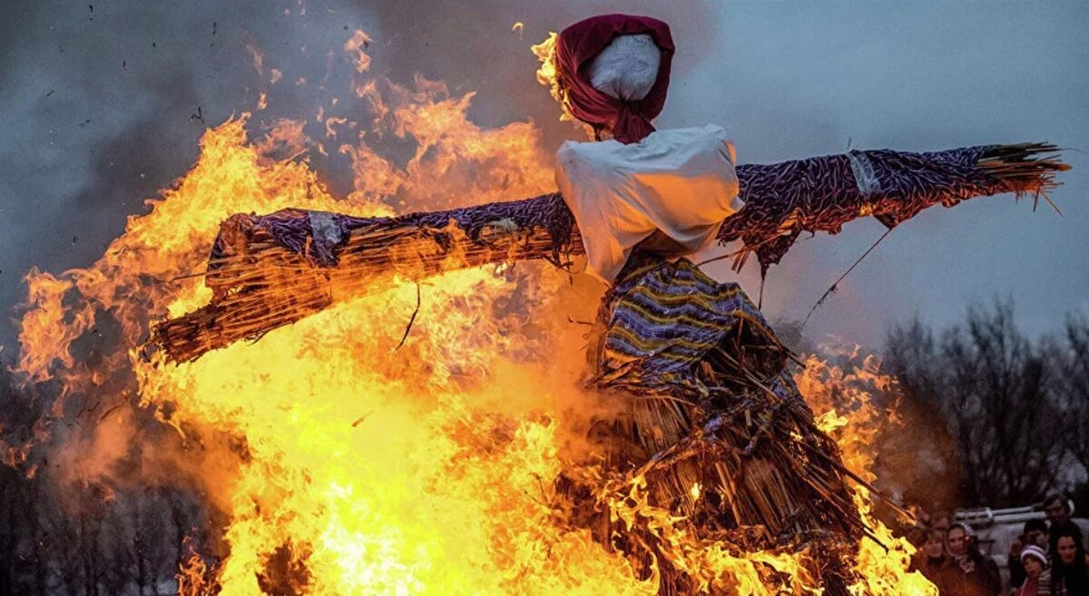 Горящее чучело на масленицу