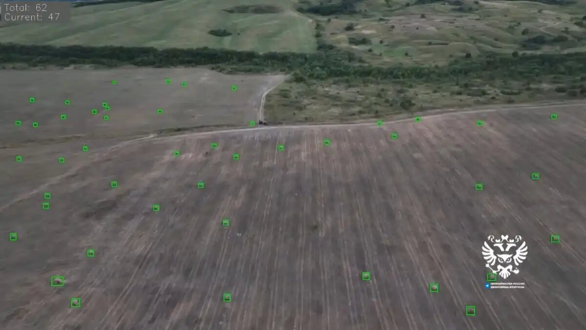Фото: Скриншот с видео, опубликованного в telegram-канале Минобранауки РФ Работа беспилотника с системой автоматического распознавания объектов сельской местности