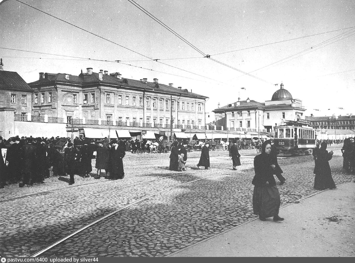 Трамвай №5 на Садовой-Спасской улице около Спасских казарм. Вид в сторону Красных ворот, 1913-1914. Фото Э.В. Готье-Дюфайе. С сайта www.pastvu.com.