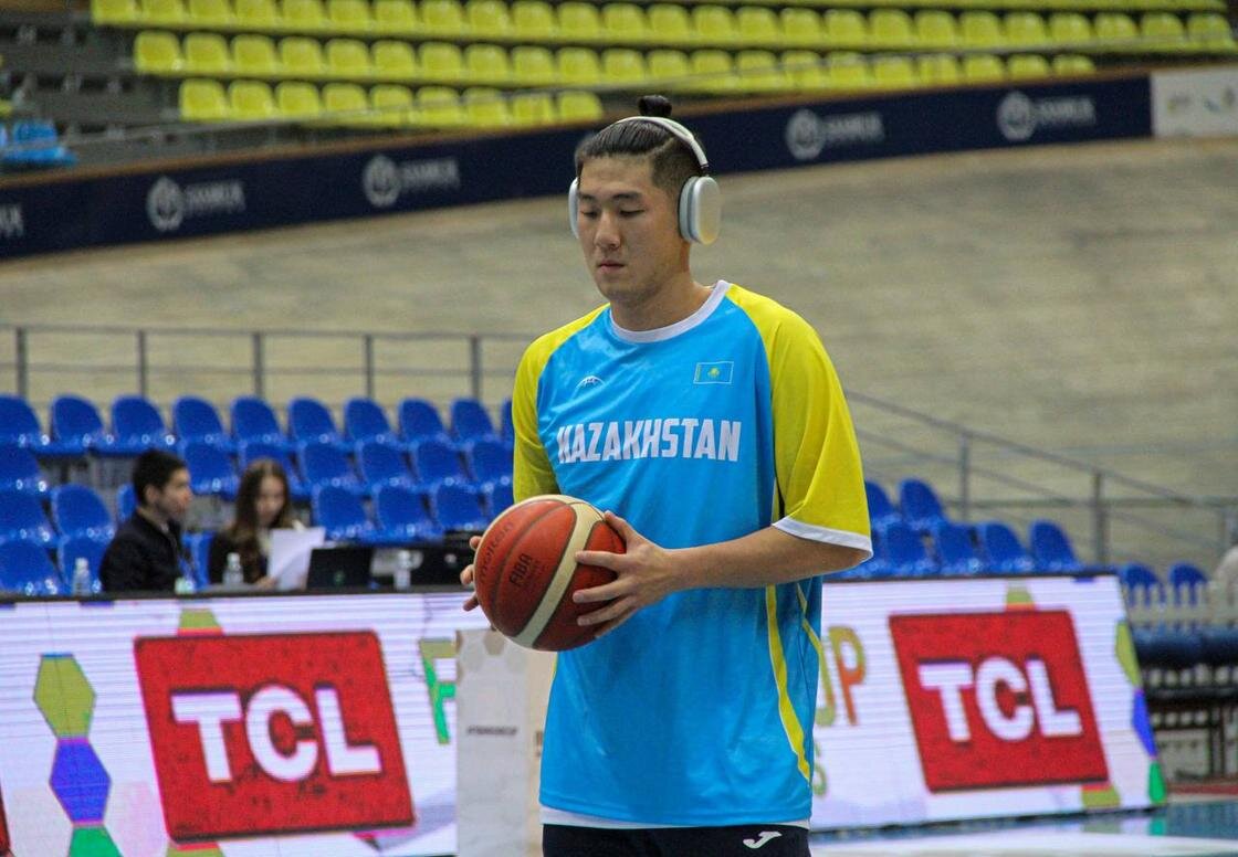    Роберт Пан перед игрой:Шамкен Байырбек /Дирекция развития спорта Министерства туризма и спорта РК