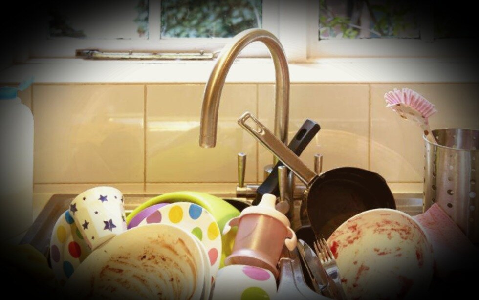 девушка моет посуду. вымытая посуда сон. мыть посуду во сне к чему снится. мыть посуду во сне к чему снится. к чему снится грязная посуда.