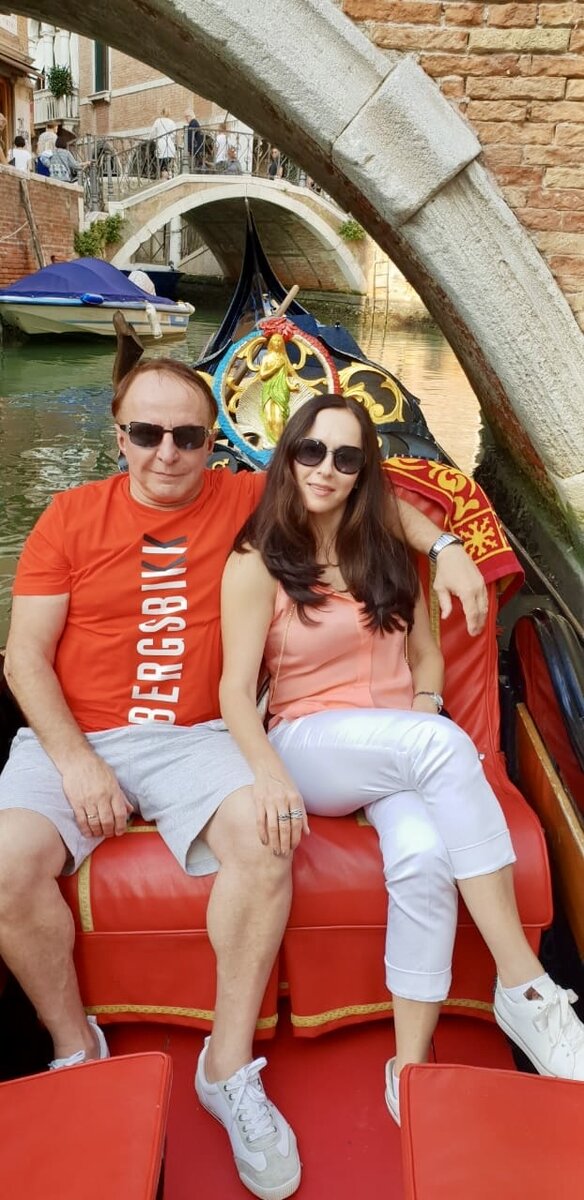 На 30 лет совместной жизни дочки подарили нам путешествие в Венецию. К ней относятся по-разному, но у меня с Венецией случилась любовь с первого взгляда.😍