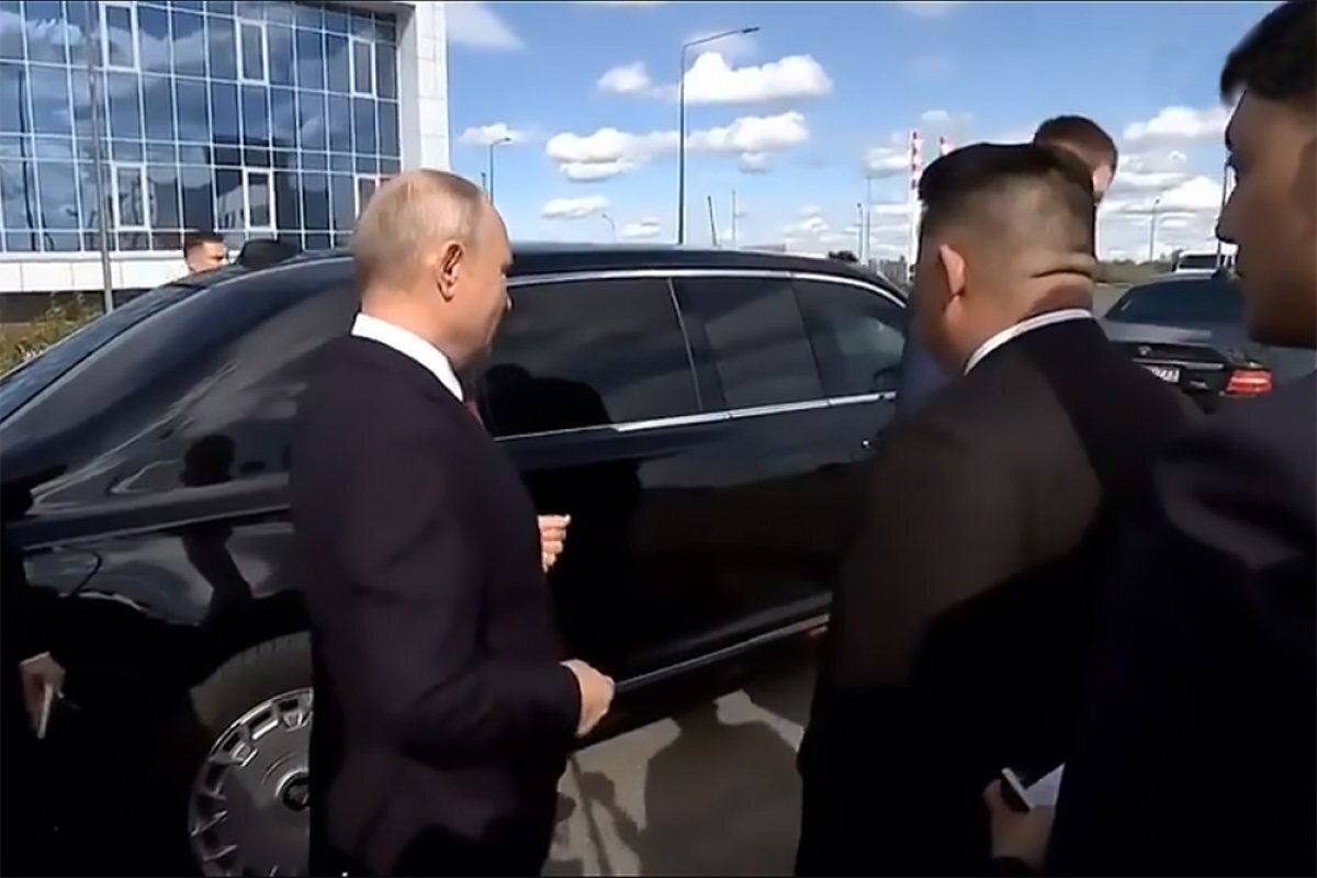   Владимир Путин показывает Ким Чен Ыну автомобиль Aurus
