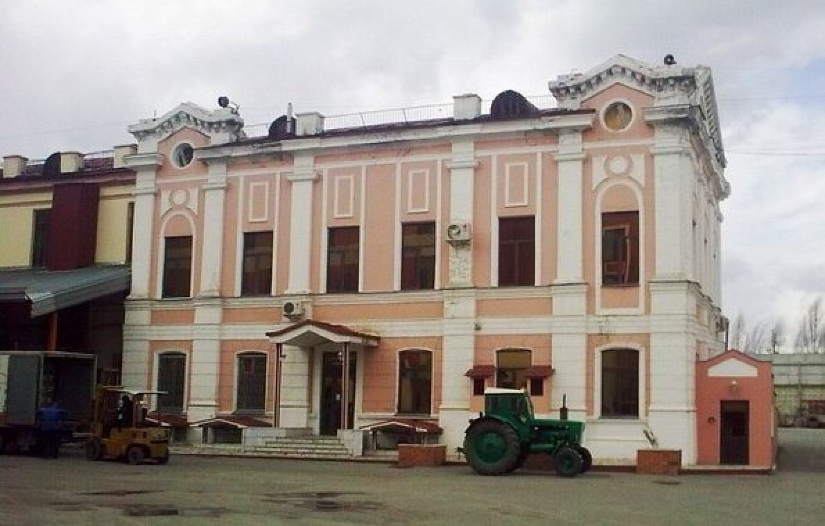 Купец Василий Федорович Лапшин основал кондитерское и пряничное заведение “Лапшин и Ко” под вывеской “Карамель, монпансье и печенье фабрики Лапшина”.