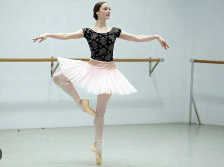 Поющая балерина. Балерина у станка. Поющая балерина. Балет чайковского фея драже. Поющая балерина.