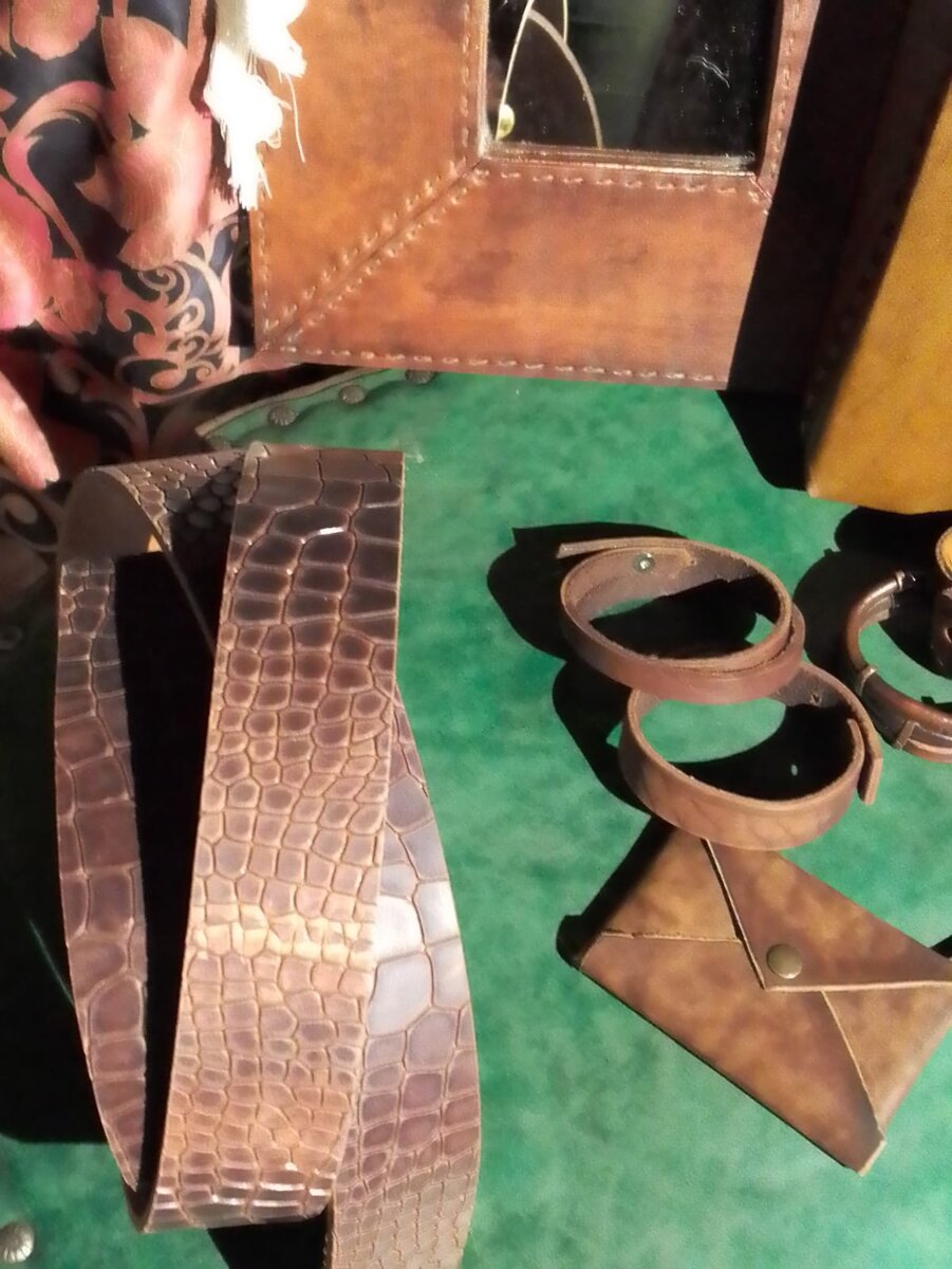 Декоративное зеркало в раме из натуральной кожи мастерской "Бароссо Арт"