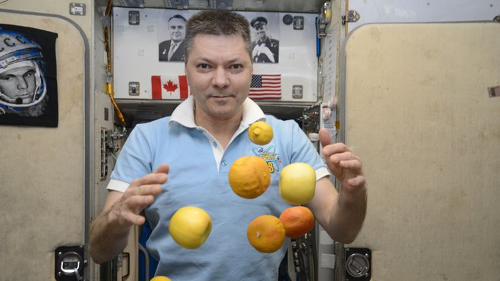 Олег Кононенко со свежими фруктами, доставленными на грузовом корабле. Фото: Роскосмос
