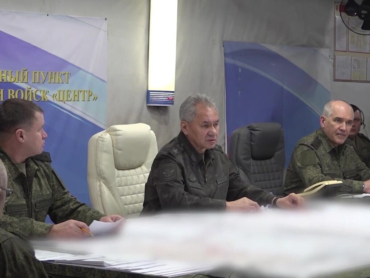    Министр обороны России Сергей Шойгу инспектирует группировку войск "Центр" в зоне спецоперации. Стоп-кадр видео© РИА Новости / Пресс-служба Минобороны РФ