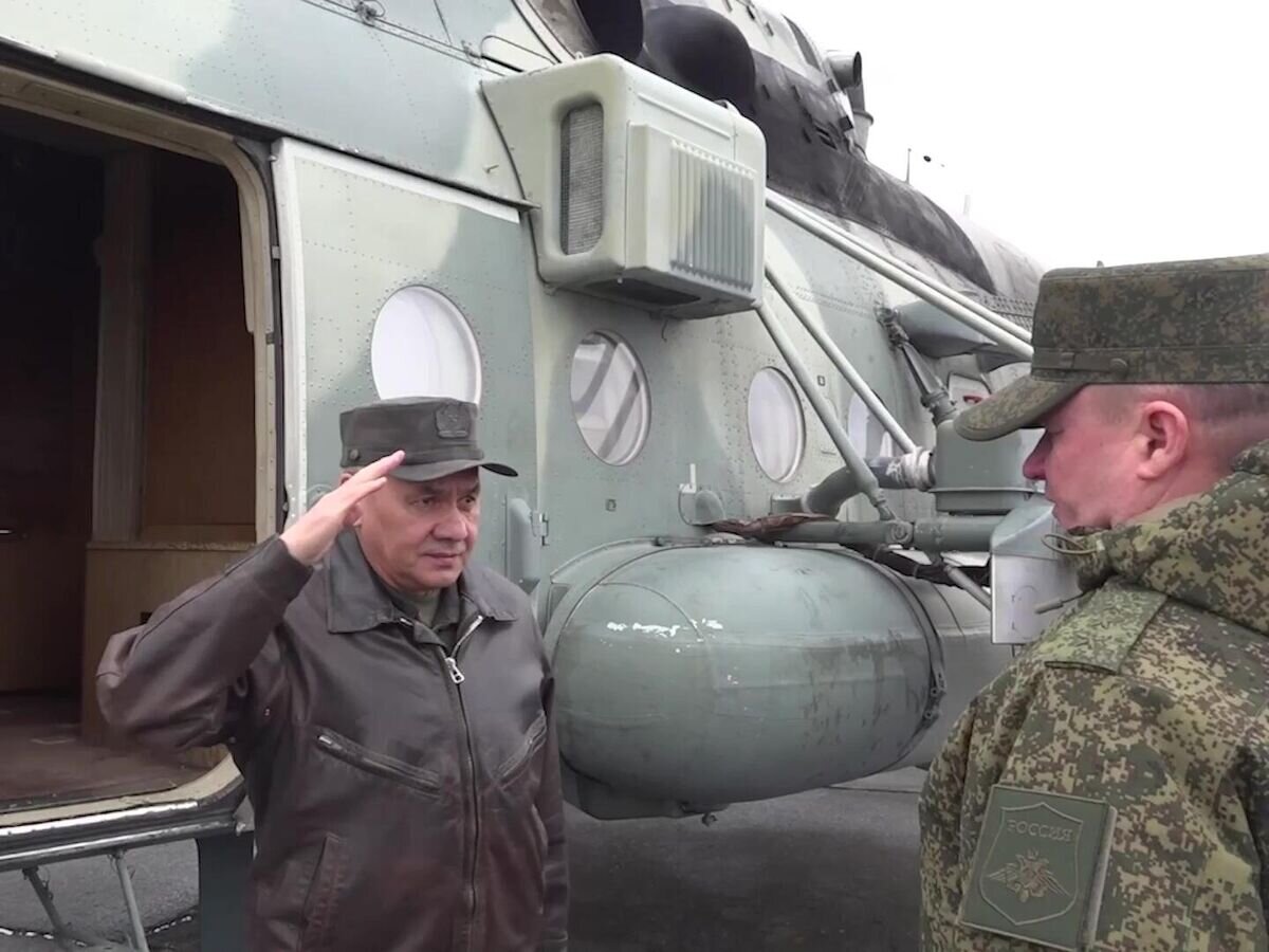    Министр обороны России Сергей Шойгу инспектирует группировку войск "Центр" в зоне спецоперации. Стоп-кадр видео© РИА Новости / Пресс-служба Минобороны РФ