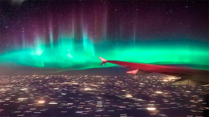 Полярное сияние с борта самолета. Фото: https://stormnews.ru/archives/38601