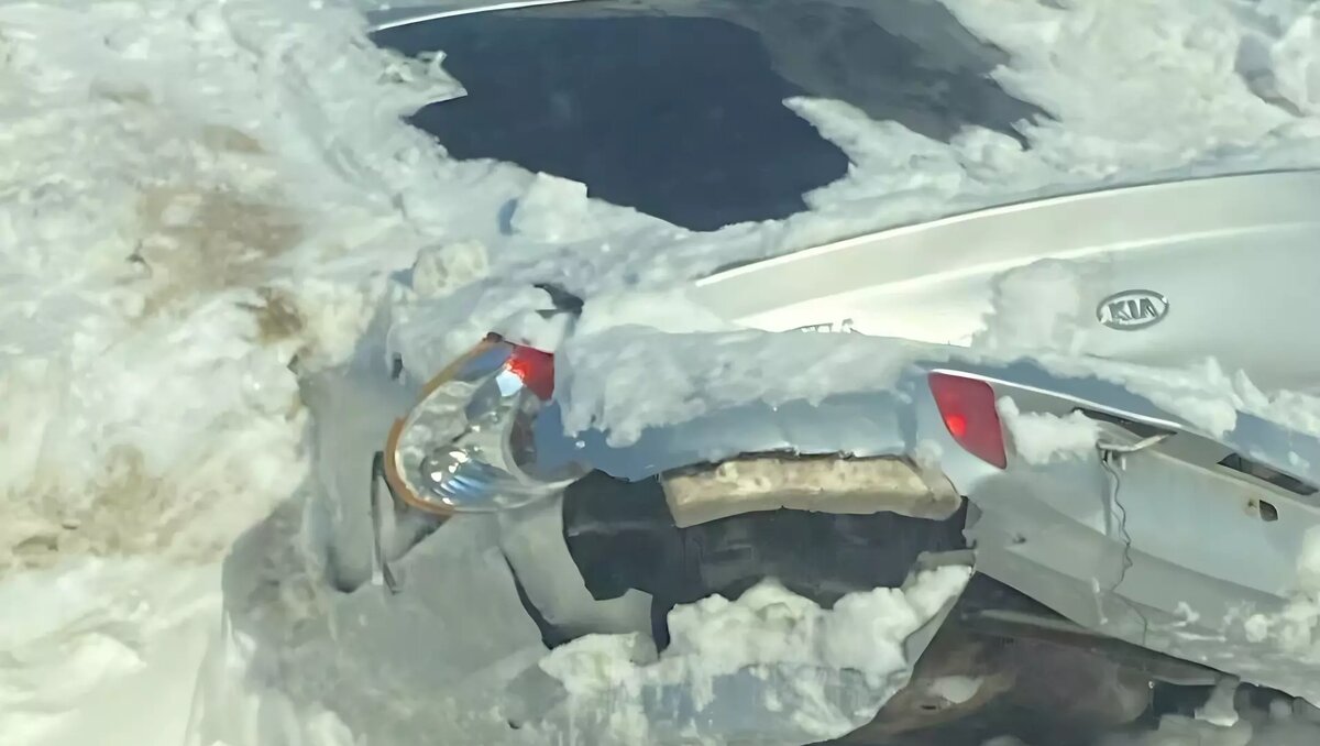     Во дворах Казани начали обнаруживать «подснежники». Заваленные снегом автомобили раскапывали рабочие. Фотографии с места событий опубликовали в городских Telegram-каналах.