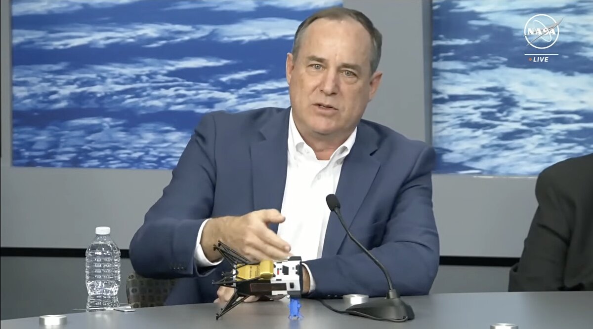 Стив Альтемус, генеральный директор Intuitive Machines, использует модель посадочного модуля компании Nova-C, чтобы показать его вероятную ориентацию после прилунения 22 февраля.     
 Источник: NASA TV  📷
