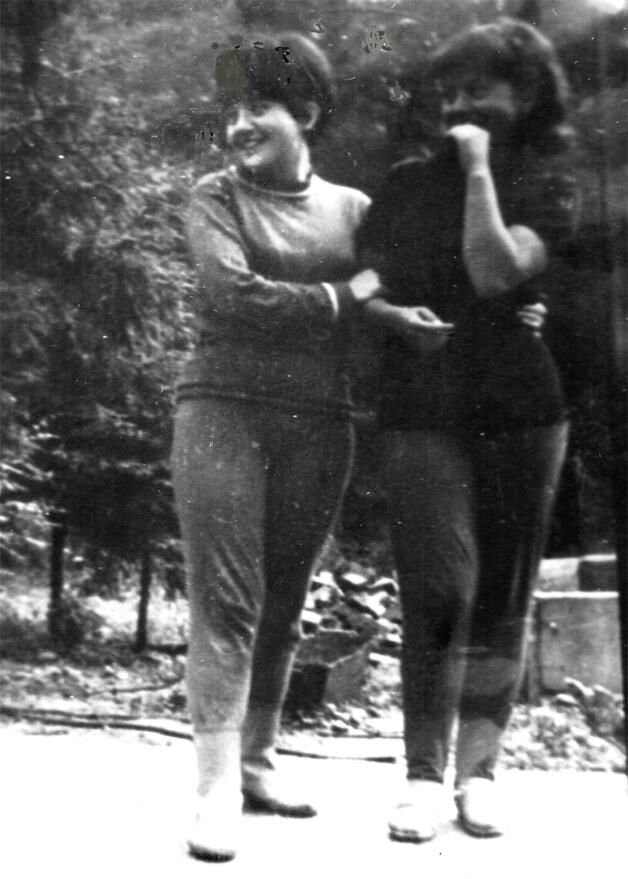 Татьяна со своей подругой Тонечкой в студенческом лагере июль 1966 года.