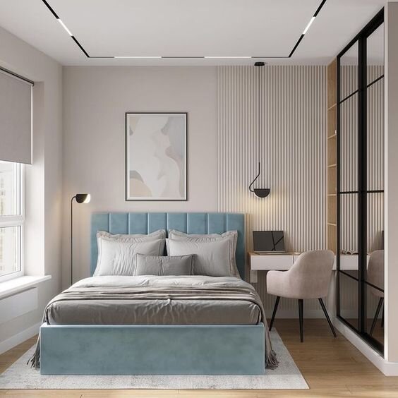 Серый базовый и акцент голубого в отделке кровати