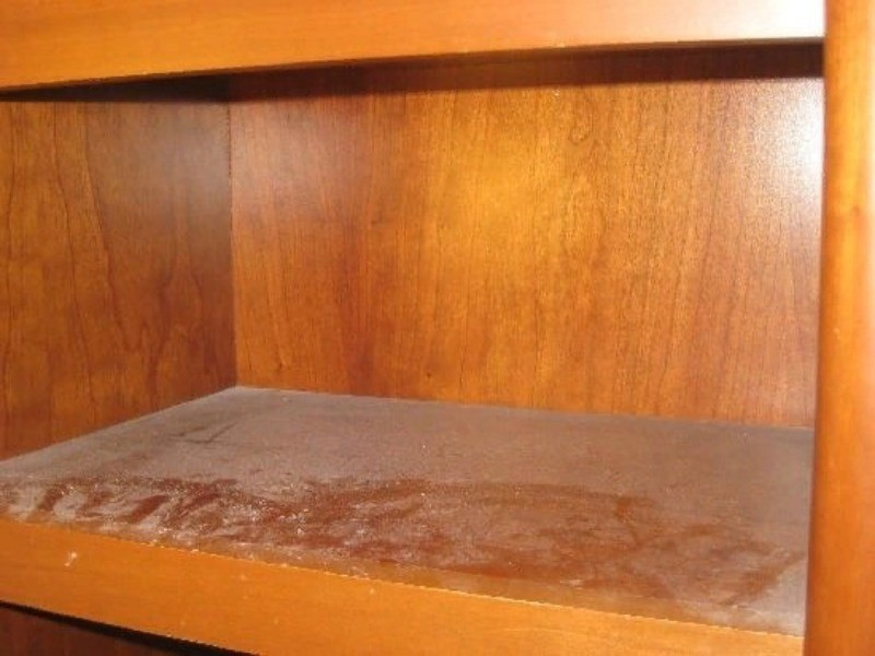 Пыль на полке.