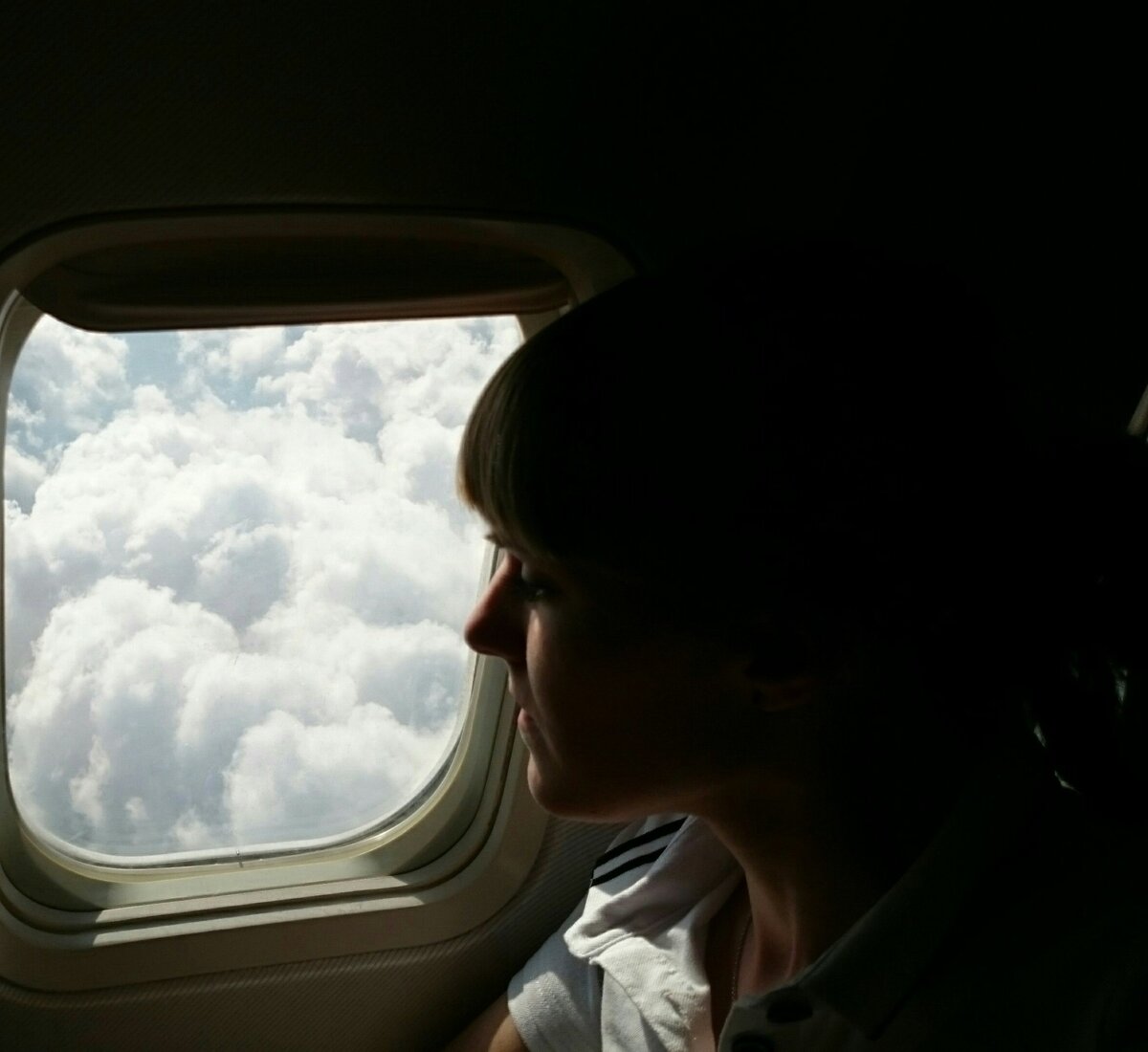 А это я. Ваш автор у окошка. :) Люблю смотреть на облака и вспоминать песню. "А облакааа... белогривые лошадки."