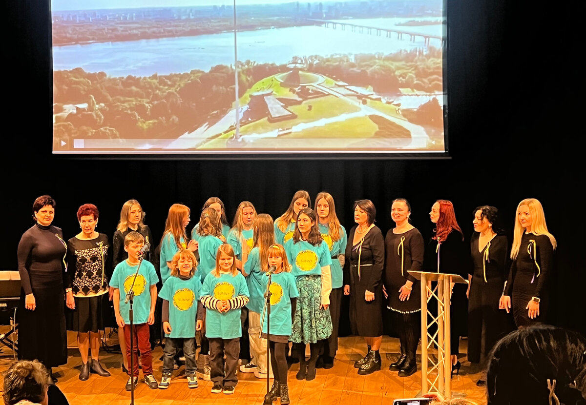 Украинские беженцы выступают с народными песнями на концерте в местной библиотеке города Винчестера. Фотография из личного архива. 